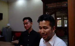 Wali Kota Gibran Salat Jumat bersama Emil Dardak, Buka Peluang Kerja Sama