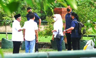 Kunjungi Kampung Dolanan Klaten, Iriana Main Tarik Tambang Bareng Anak TK