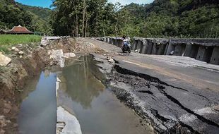 Jalan Penghubung Antara Desa di Bantul Ambles 1,5 Meter, Begini Kondisinya