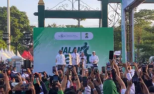 Jokowi Lepas Puluhan Ribu Peserta Jalan Sehat Menuju 1 Abad NU di Solo