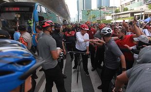 Momen Jokowi Gowes di CFD Jakarta, Sapa dan Swafoto Bareng Warga