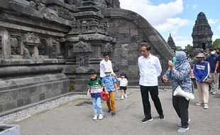 Momen Jokowi Ajak Cucu Wisata Edukasi di Candi Prambanan