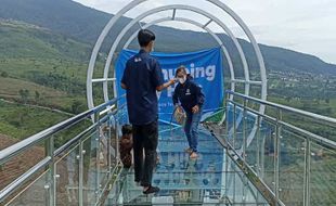 Baru Dibuka, Pengunjung Langsung Serbu Jembatan Kaca Sky Hills Kemuning