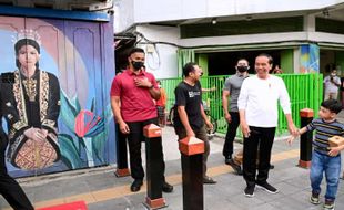 Jan Ethes Dampingi Presiden Jokowi Lihat Mural Kaesang-Erina di Gatsu Solo  