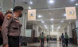 KPK Bawa 7 Koper Barang Bukti Usai Geledah Gedung DPRD DKI Jakarta