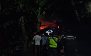 Mesin Pompa Bensin Eceran Korsleting, 2 Rumah Warga di Jambu Semarang Terbakar