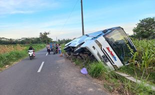 Hindari Motor, Bus Rombongan Jagong Asal Sragen Terperosok ke Parit di Klaten