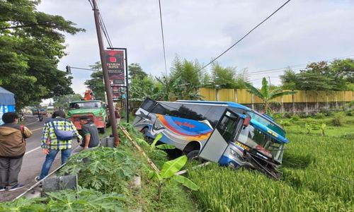 Sudah Ada 3 Kendaraan Nyemplung Sawah di Gumulan Klaten, Warga Minta Pita Kejut