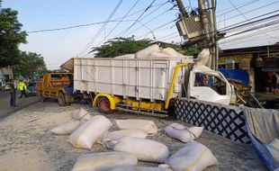 Gardu Listrik Roboh Ditabrak Truk, Ribuan Pelanggan PLN Karanganyar Terdampak