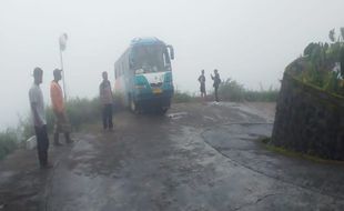 Ngeri! Mikrobus Rombongan Piknik Asal Sragen Nyaris Masuk Jurang di Karanganyar