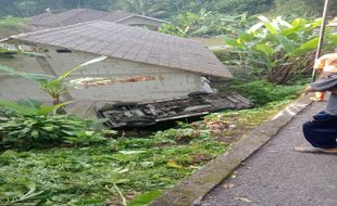 Mesin Mati di Tanjakan Tawangmangu, Daihatsu Zebra Terjun Bebas hingga Terbalik