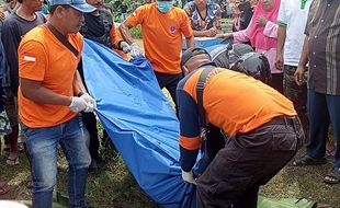 Evakuasi Jasad Pasutri Karanganyar Mengapung di Aliran Sungai Bengawan Solo