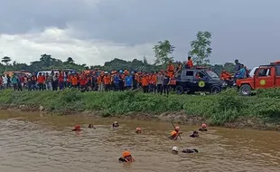 Proses Pencarian Perangkat Desa Cangkol Sukoharjo Diduga Tercebur ke Sungai