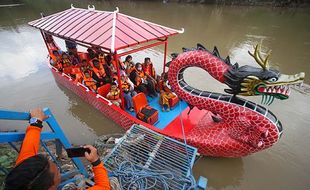 Libur Imlek, Wisata Perahu Naga di Taman Sunan Jogo Kali Solo Ramai Pengunjung