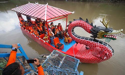 Libur Imlek, Wisata Perahu Naga di Taman Sunan Jogo Kali Solo Ramai Pengunjung