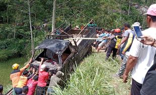 Sudah Mau Sampai Rumah, Mobil Warga Tawangmangu Malah Terjun ke Sawah