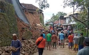 Talut Setinggi 5 Meter di Jatipuro Karanganyar Longsor, Tutup Jalan Antardukuh