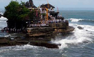 Umat Hindu Sembahyang Hari Suci Siwaratri di Pura Tanah Lot Bali