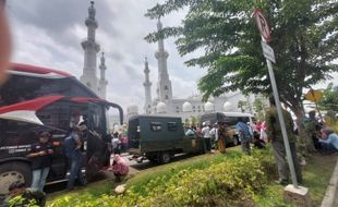 Sejumlah Wisatawan Luar Kota Kecele Masjid Raya Syeikh Zayed Solo Belum Dibuka