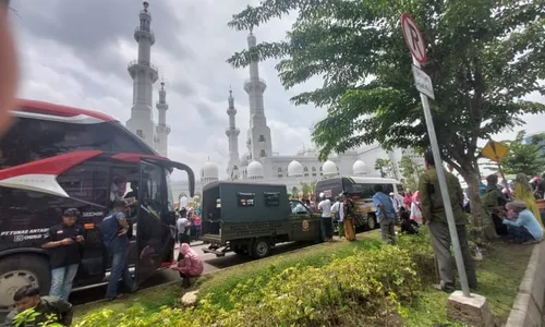 Sejumlah Wisatawan Luar Kota Kecele Masjid Raya Syeikh Zayed Solo Belum Dibuka