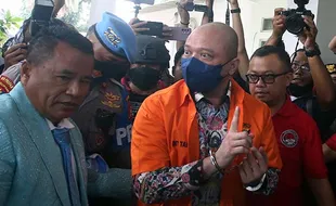 Diserahkan ke Kejari Jakbar, Teddy Minahasa Cs Diborgol dan Berbaju Tahanan