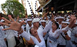 Potret Tradisi Ngerebong, Ritual Kesurupan Massal di Desa Adat Kesiman Bali