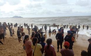 Heroik! Anggota Brimob Selamatkan Anak yang Terseret Ombak di Pantai Singkawang