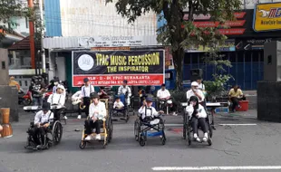 Anak-Anak Difabel Hibur Pengunjung CFD Jl. Slamet Riyadi Solo