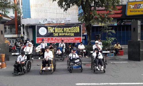 Anak-Anak Difabel Hibur Pengunjung CFD Jl. Slamet Riyadi Solo