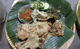 Nikmatnya Ayam Ingkung Bumbu Areh Khas Jogja di Kandang Ingkung Karanganyar