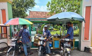 Akur, Penjual Cilok di SMAN 1 Wedi Klaten Kompak Pakai Seragam Batik Tiap Hari