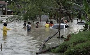 Banjir di Dinar Indah Tembalang Semarang akibat Tanggul Sungai Pengkol Jebol