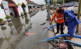 Banjir Genangi Rel di Semarang, 10 KA Jalur Utara Dialihkan & 4 KA Dibatalkan