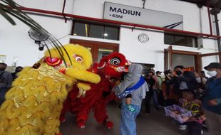 Rayakan Tahun Baru Imlek, Aksi Barongsai Hibur Penumpang KA di Stasiun Madiun