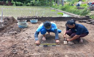 Bajak Sawah, Warga Nglumbang Dungik Klaten Temukan Struktur Batu Bata Kuno