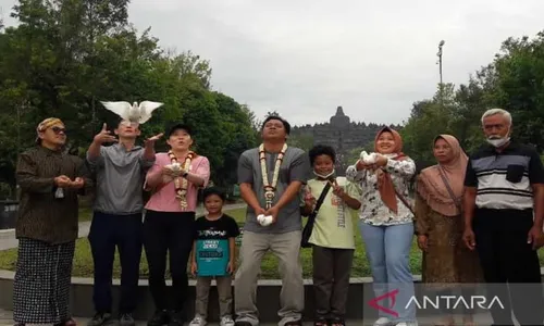 Pengunjung Pertama Borobudur pada 2023 Tanam Pohon Tejo dan Lepas Burung