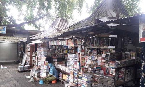 Geliat Bisnis di Pasar Buku Bekas Gladak Solo, Surganya Buku Lawas dan Langka