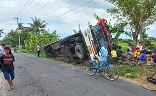 Dibantu Warga, 60 Penumpang Bus Terguling di Klaten Keluar lewat Pintu Darurat