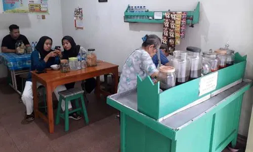 Laris Manis Lansia Kakak Beradik Jual Es di Setabelan, Dulunya Asisten Apoteker