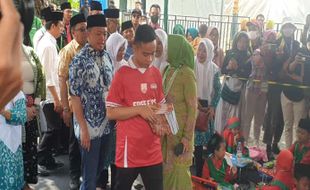 Pakai Jersey Terbaru Persis, Wali Kota Gibran Bagi Buku di Mangkunegaran