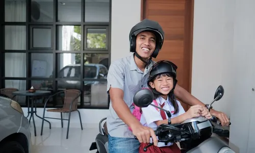 Tips Aman Memboncengkan Anak Naik Sepeda Motor