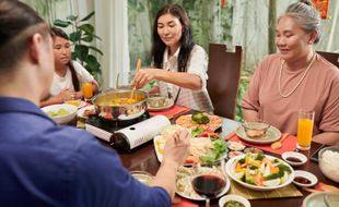 Mengenal Tradisi Tuan Nien Fan, Makan Bersama di Malam Imlek