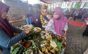 Peduli Lingkungan, Penjual Kuliner Festival Durian Wonogiri Tak Pakai Plastik