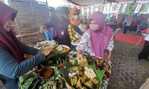 Peduli Lingkungan, Penjual Kuliner Festival Durian Wonogiri Tak Pakai Plastik