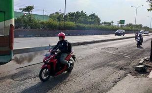 Efek Banjir, Jalan Kaligawe Semarang Banyak Jeglongan