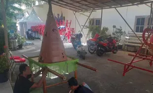 Saking Beratnya, Jodang Kue Keranjang Grebeg Sudiro Solo Harus Diusung 16 Orang