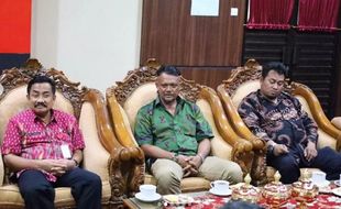 Ledek Jokowi, Rambut Kades Sambung Dicukur Bupati Grobogan