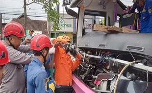 Bus Seruduk Truk di Magelang, Sopir Terjepit Pedal Kopling