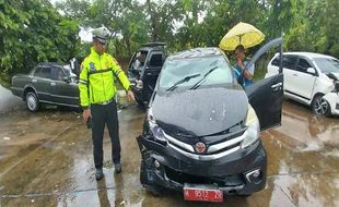 Pecah Ban, Mobil Dinas Pemprov Jateng Terguling di Tol Semarang-Batang