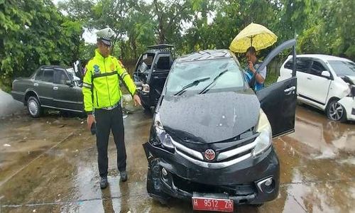 Pecah Ban, Mobil Dinas Pemprov Jateng Terguling di Tol Semarang-Batang